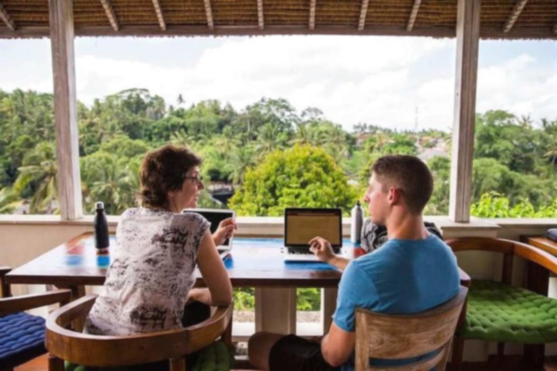 Persoană analizând date financiare pentru planificare bugetară